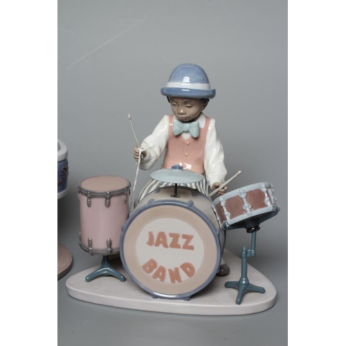 67 - A LLADRO PORCELAIN SIX PIECE JAZZ BAND, modern, comprising drums, saxaphone, clarinet, trumpet, doub... 