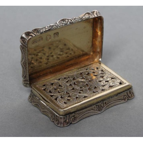 171 - AN EARLY VICTORIAN SILVER VINAIGRETTE, maker Cronin & Wheeler, Birmingham 1847, of shaped oblong for... 