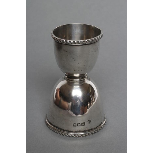 203 - AN EDWARDIAN SILVER DOUBLE ENDED COCKTAIL MEASURE, maker Wakely & Wheeler, London 1904, the plain U ... 