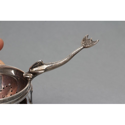 209 - A SCOTTISH SILVER TEA STRAINER, maker Brook & Son, Edinburgh 1930, the circular strainer with plain ... 