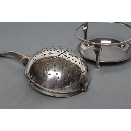 209 - A SCOTTISH SILVER TEA STRAINER, maker Brook & Son, Edinburgh 1930, the circular strainer with plain ... 