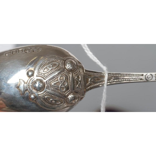 216 - AN EDWARDIAN SILVER CELTIC STYLE PORRINGER, maker Reid & Sons, London 1910, of circular form, the tw... 