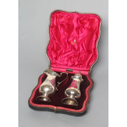 247 - AN EDWARDIAN SILVER STRAWBERRY SET, maker Jackson & Fullerton, London 1909, comprising baluster crea... 