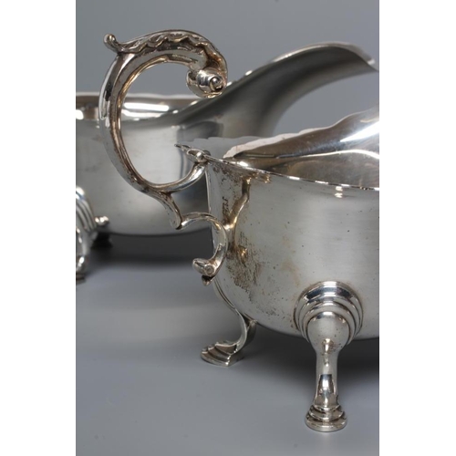 286 - A PAIR OF SILVER SAUCE BOATS, maker J.B. Chatterley & Sons Ltd., London 1935, of oval form with ever... 