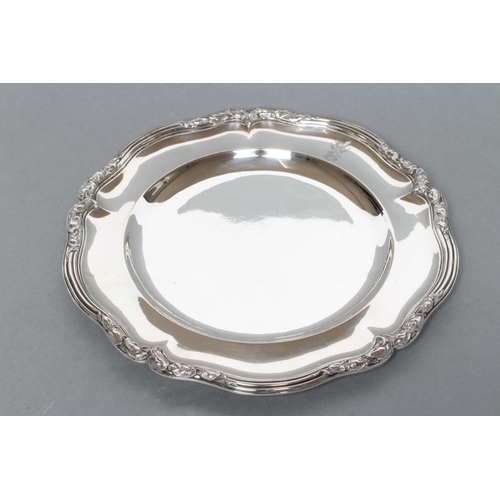 289 - AN EARLY VICTORIAN SILVER PLATE, maker Paul Storr, London 1838, of lobed circular form, the reeded r... 