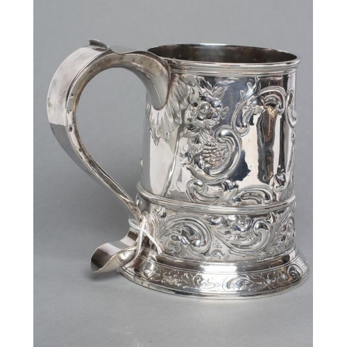 325 - A GEORGE III SILVER MUG, maker John Langlands, Newcastle possibly 1773, of single girdled plain tape... 