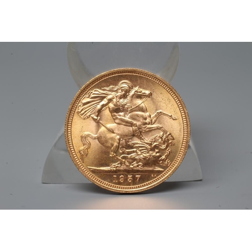 343 - AN ELIZABETH II SOVEREIGN, 1957, 8g (Est. plus 20% premium)