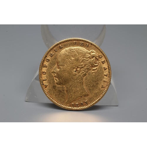 370 - A VICTORIA YH SHIELD BACK SOVEREIGN, 1863, 7.9g (Est. plus 20% premium)