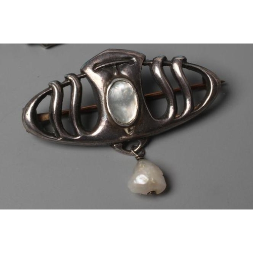 424 - AN ARTS AND CRAFTS SILVER BROOCH, maker W.H. Haseler, Birmingham 1905, of open oval form centred by ... 