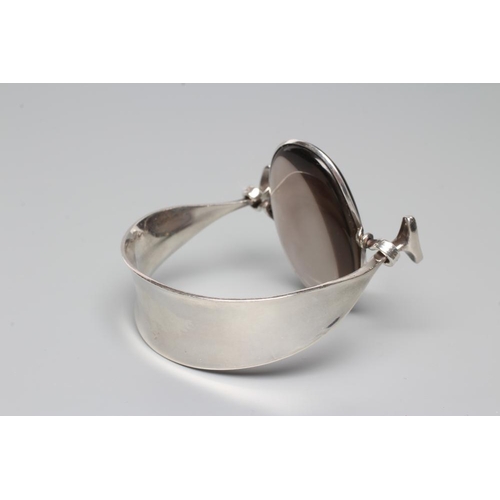 442 - A GEORG JENSEN SILVER BANGLE designed by Vivianna Torun Bulow-Hube, the tension clamp centred by an ... 