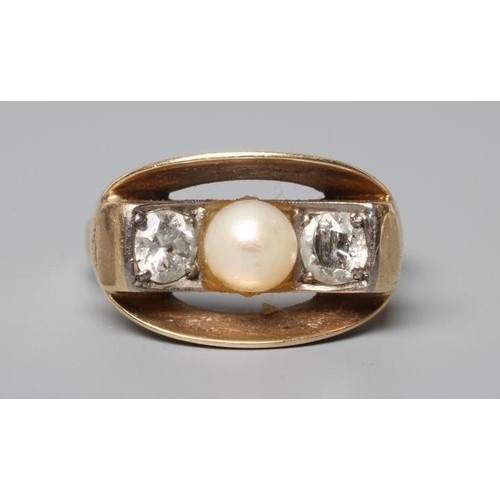 457 - AN ART DECO COCKTAIL RING, the central cultured pearl flanked by two point set diamonds, each of app... 