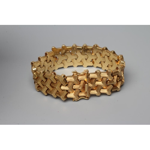 497 - AN 18CT GOLD BRACELET, with matt trefoil links and slide clasp, London import marks 1968, stamped We... 