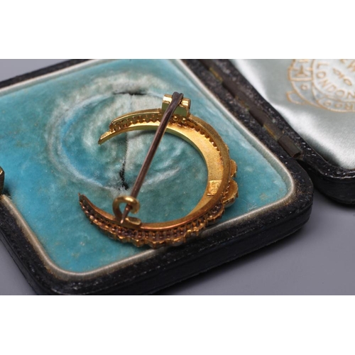 517 - AN EDWARDIAN CRESCENT BROOCH set with nineteen blister pearls to a plain frame stamped 15, cased, 2.... 