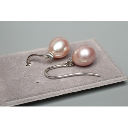 531 - A PAIR OF CULTURED PEARL DROP EARRINGS, the peg set pink tinted tear shaped pearls with collet set d... 