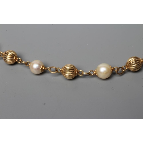 544 - AN 18CT GOLD BEAD AND CULTURED PEARL NECKLACE, the seventeen ribbed beads with oval chain links and ... 