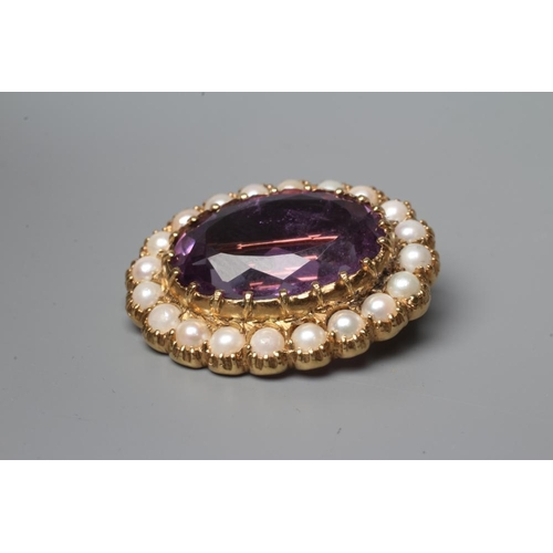 568 - AN AMETHYST AND PEARL BROOCH, the oval facet cut amethyst claw set to a border of cultured pearls in... 