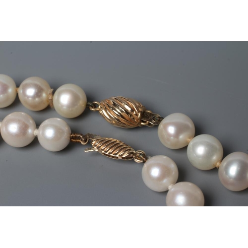 589 - A SINGLE STRING CULTURED PEARL NECKLACE with ribbed barrel fastener, together with a similar bracele... 