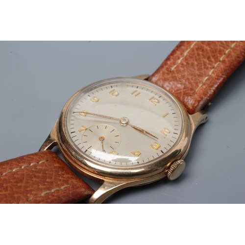 390 - A GENTLEMAN'S 9CT GOLD WRISTWATCH, the champagne dial with applied gilt metal Arabic numerals enclos... 