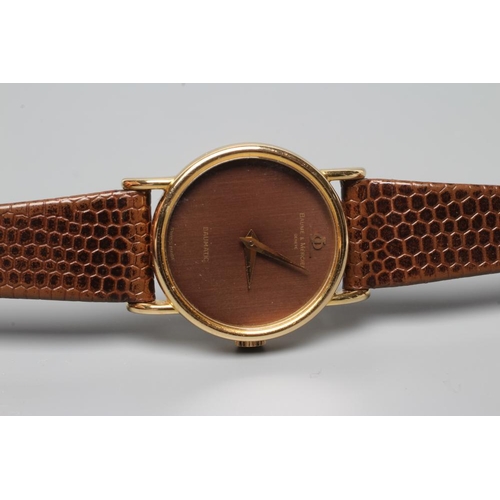 412 - A LADY'S 18CT GOLD BAUME & MERCIER WRISTWATCH, the brown grained plain dial with gilt metal hands an... 