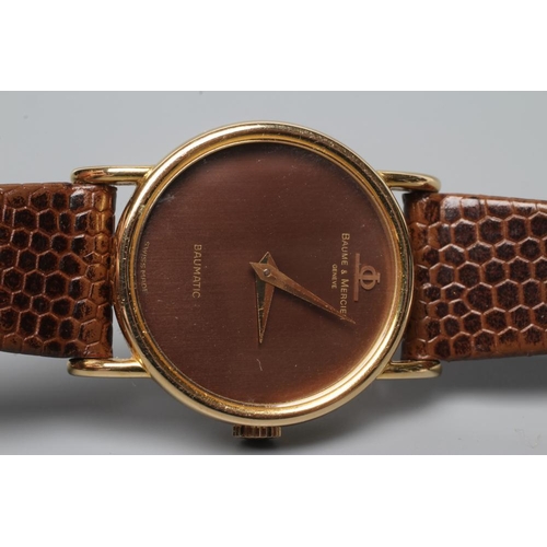 412 - A LADY'S 18CT GOLD BAUME & MERCIER WRISTWATCH, the brown grained plain dial with gilt metal hands an... 