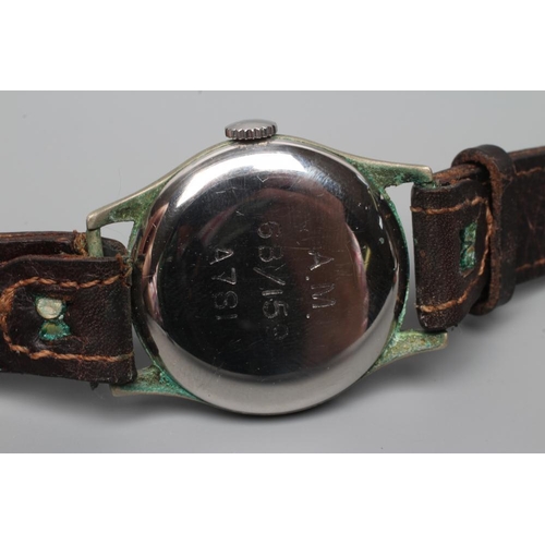 416 - A WORLD WAR II AIR MINISTRY RAF PILOT'S/NAVIGATOR'S OMEGA WRISTWATCH, c.1943(?), the buff dial with ... 