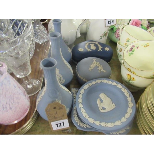 127 - QUANTITY OF WEDGWOOD CERAMICS INCLUDING SMALL VASES