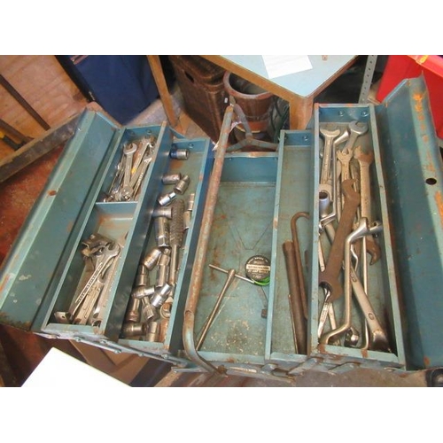 604 - METAL TOOLBOX AND CONTENTS