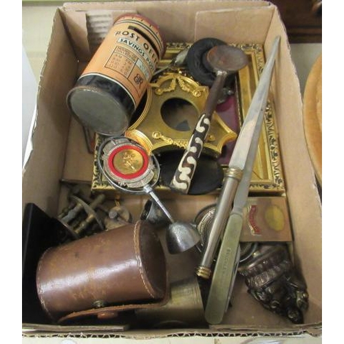 25 - BOX OF COLLECTABLES INCLUDING LETTER OPENERS