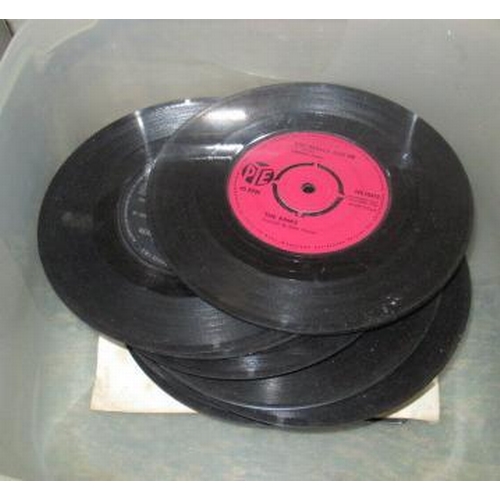 422 - QUANTITY OF 45 RPM RECORDS INCLUDING THE KINKS AND THE BEATLES