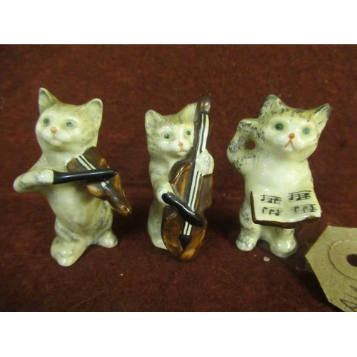 451 - THREE SMALL BESWICK CATS