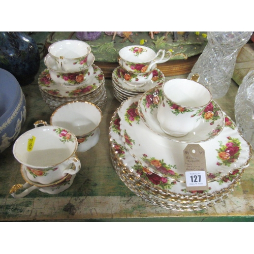 127 - QUANTITY OF ROYAL ALBERT OLD COUNTRY ROSES CHINA