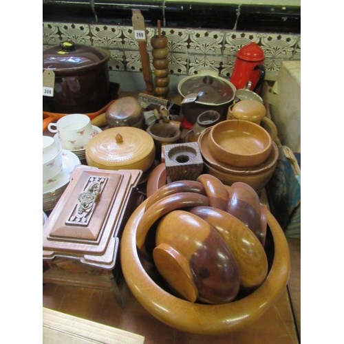 299 - QUANTITY OF TREEN AND OTHER WOODEN ITEMS