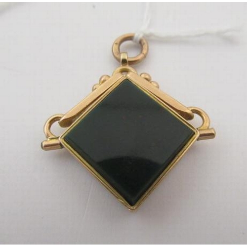 184 - 9CT GOLD CORNELIAN AND BLOODSTONE SWIVEL FOB