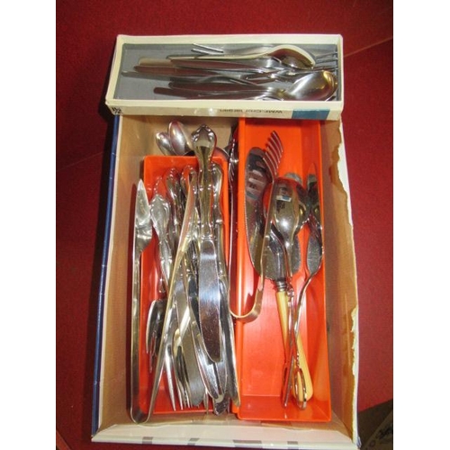 289 - BOX OF MISCELLANEOUS CUTLERY