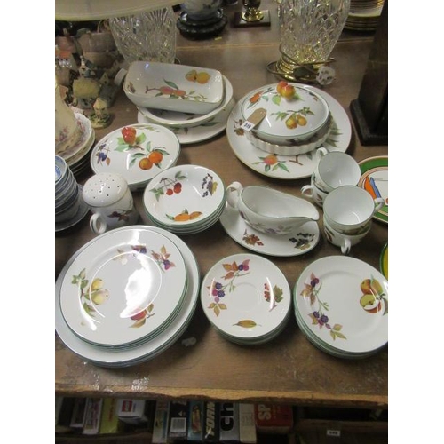 519 - ROYAL WORCESTER EVESHAM DINNER SERVICE