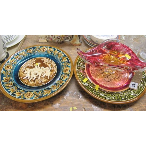 65 - TWO CONTINENTAL MAJOLICA PLATES AND A RETRO GLASS BOWL