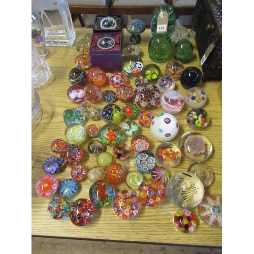 428 - LARGE QUANTITY OF GLASS PAPERWEIGHTS