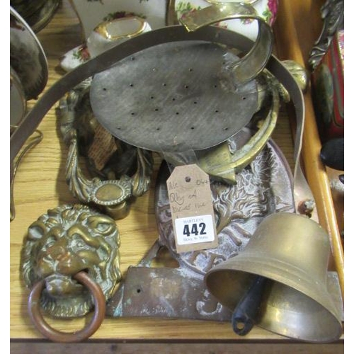 442 - QUANTITY OF BRASS ITEMS INCLUDING DOOR KNOCKERS