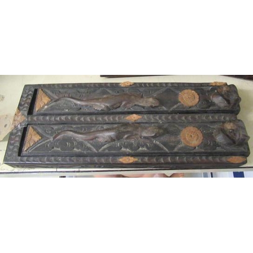 19 - CARVED WOODEN ITEM WITH FROG AND LIZARD MOTIF