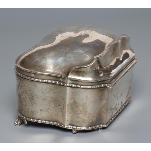 176 - AN EDWARDIAN SILVER DRESSING TABLE BOX, maker Nathan & Hayes, Chester 1907, of serpentine form with ... 