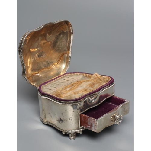 176 - AN EDWARDIAN SILVER DRESSING TABLE BOX, maker Nathan & Hayes, Chester 1907, of serpentine form with ... 