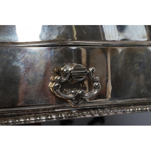 176 - AN EDWARDIAN SILVER DRESSING TABLE BOX, maker Nathan & Hayes, Chester 1907, of serpentine form with ... 