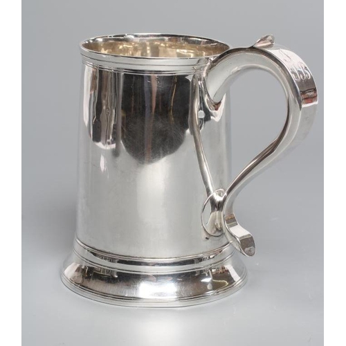 187 - A GEORGE III PROVINCIAL SILVER MUG, maker Langlands and Robertson, Newcastle 1792, of plain tapering... 