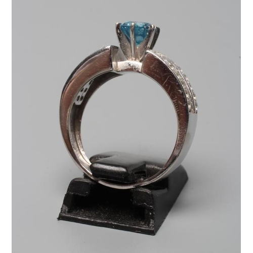 314 - A BLUE AND WHITE DIAMOND COCKTAIL RING, the round brilliant cut blue stone of 0.8cts claw set to ang... 