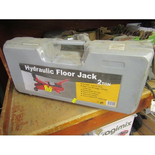 586 - HYDRAULIC FLOOR JACK