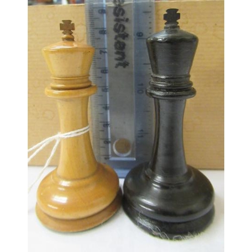 559 - A JAQUES BOX AND EBONY STAUNTON PATTERN CHESS SET, white king stamped with maker's name, king's knig... 