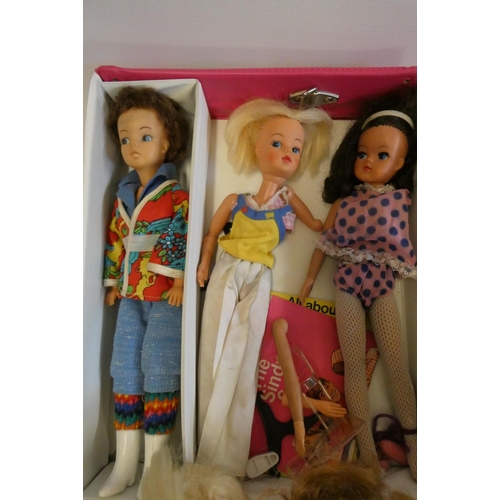 102 - 5 Sindy dolls in carrying case, together with a large quantity of Sindy clothes and accessories