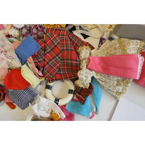 102 - 5 Sindy dolls in carrying case, together with a large quantity of Sindy clothes and accessories