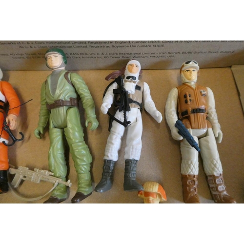 206 - 11 Star Wars figures and accessories, comprising Han Solo Hoth Battle Gear, See-Threepio, Artoo-Deto... 