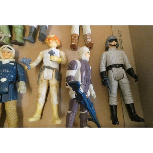 206 - 11 Star Wars figures and accessories, comprising Han Solo Hoth Battle Gear, See-Threepio, Artoo-Deto... 